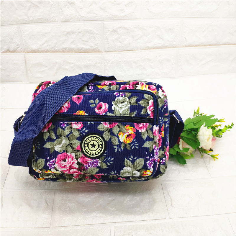 Ženska platnena torba s ružnim cvjetnim uzorom, 5 džepova, crossbody torba