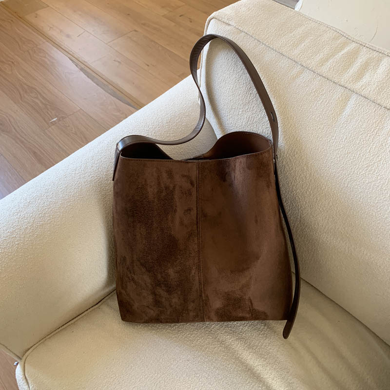 Vintage velur bucket torba, jesen 2025, velik kapacitet, jedno rame, magnetsko zatvaranje, bez podstavke, unutarnja džep, svakodnevna upotreba