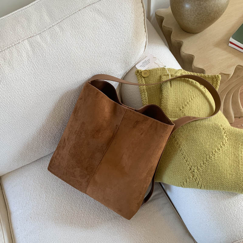 Vintage velur bucket torba, jesen 2025, velik kapacitet, jedno rame, magnetsko zatvaranje, bez podstavke, unutarnja džep, svakodnevna upotreba