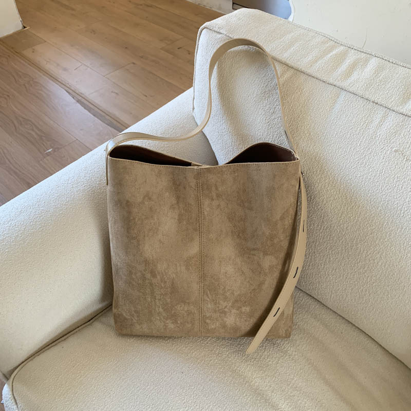 Vintage velur bucket torba, jesen 2025, velik kapacitet, jedno rame, magnetsko zatvaranje, bez podstavke, unutarnja džep, svakodnevna upotreba