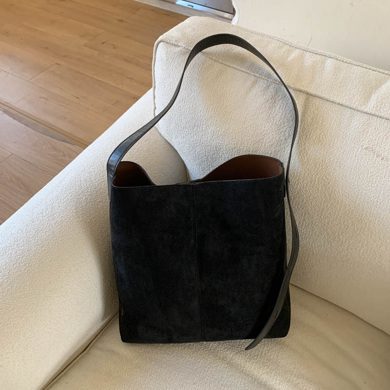Vintage velur bucket torba, jesen 2025, velik kapacitet, jedno rame, magnetsko zatvaranje, bez podstavke, unutarnja džep, svakodnevna upotreba