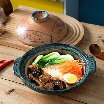 Caserolă din lut, stil japonez, cu gură puțin adâncă, pentru uz casnic; capacitate 1L; rezistentă la temperaturi înalte; potrivită pentru gătit uscat; ideală pentru orez în vas de lut și pui gătit la foc domol; cu capac; potrivită pentru restaurante și hot