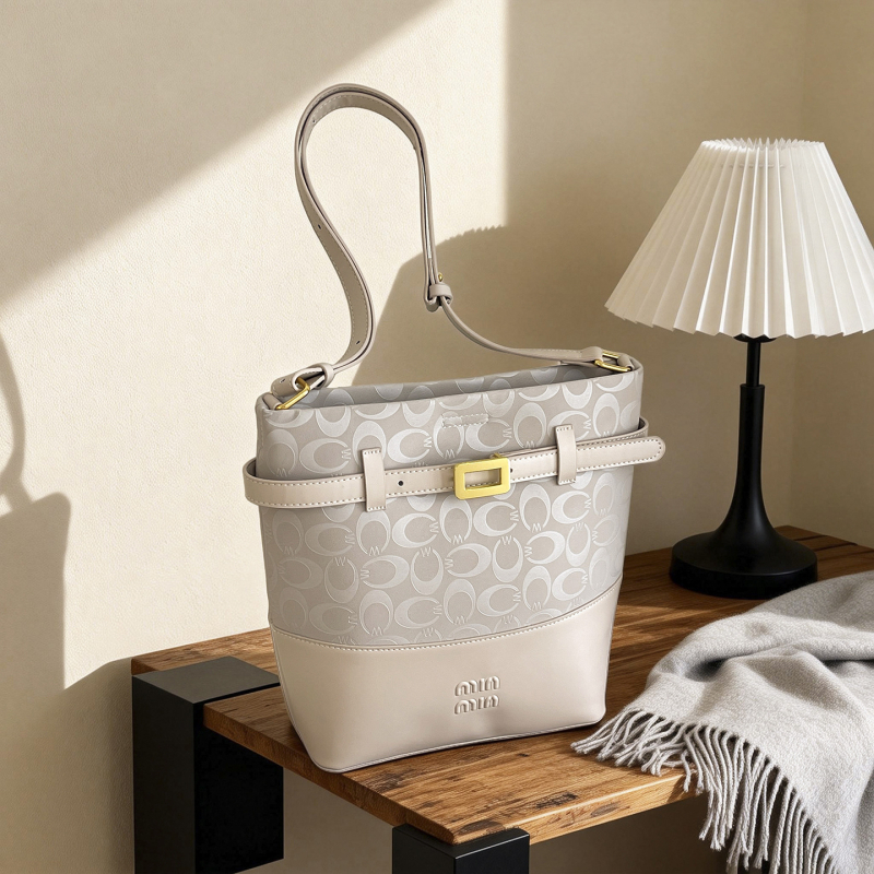 Bucket torba od nubuk kože s patchwork dizajnom, s jednim remenom preko ramena, srednje veličine, za svakodnevnu upotrebu i posao