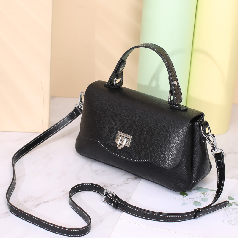 Torba od kože prvog sloja teleće kože, crossbody, srednje veličine, više pretinaca, dvostruke naramenice, gradski stil