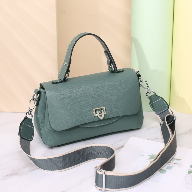 Torba od kože prvog sloja teleće kože, crossbody, srednje veličine, više pretinaca, dvostruke naramenice, gradski stil