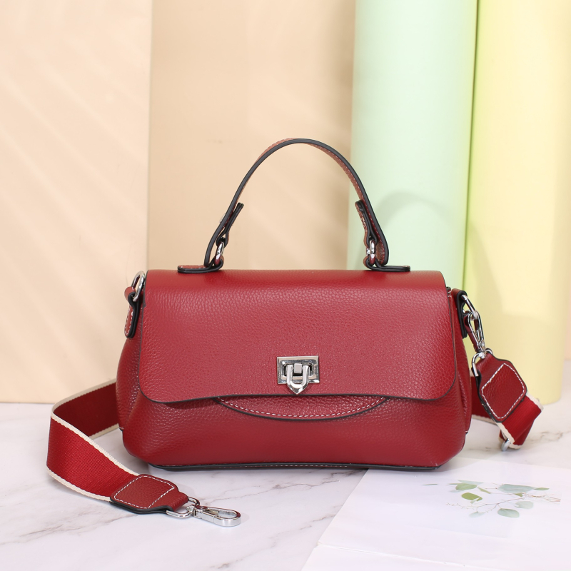 Torba od kože prvog sloja teleće kože, crossbody, srednje veličine, više pretinaca, dvostruke naramenice, gradski stil