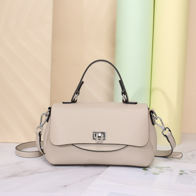Torba od kože prvog sloja teleće kože, crossbody, srednje veličine, više pretinaca, dvostruke naramenice, gradski stil