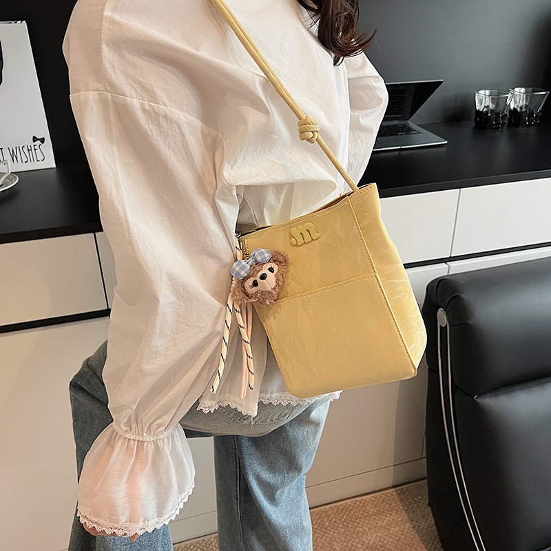 Žuta ženska bucket torba, novi kineski stil, gradska jednostavnost, velik kapacitet, za rame ili crossbody, PU materijal, proljeće 2025