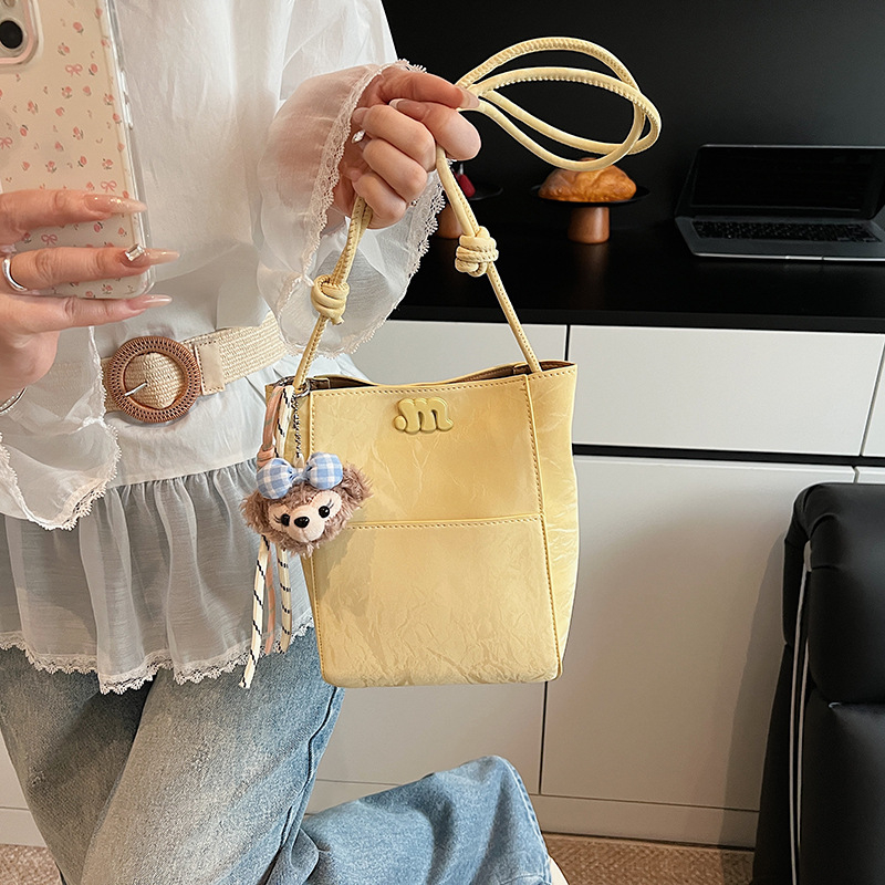 Žuta ženska bucket torba, novi kineski stil, gradska jednostavnost, velik kapacitet, za rame ili crossbody, PU materijal, proljeće 2025