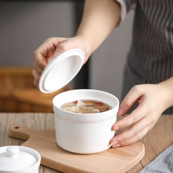 Vas ceramic alb pentru gătit, cu capac, uz casnic