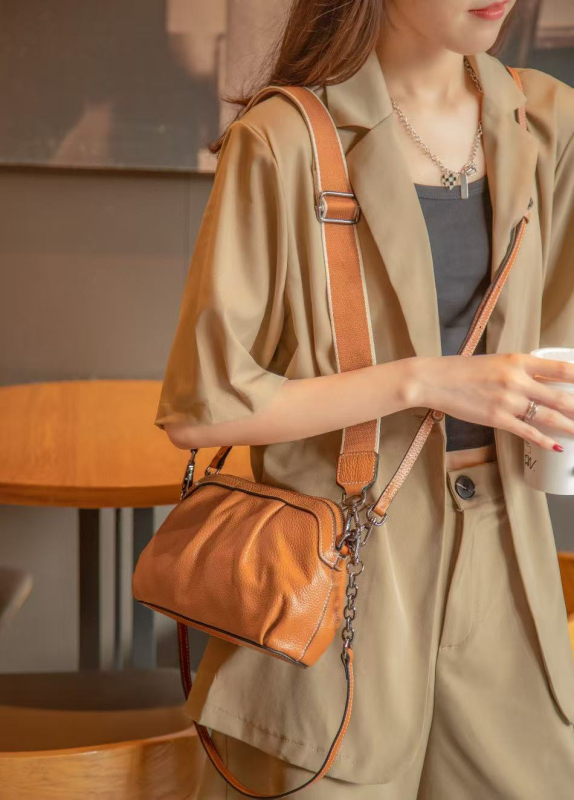Ženska torbica od prve slojevne teleće kože, Cloud Dumpling stil, crossbody s tri remena, velika kapaciteta