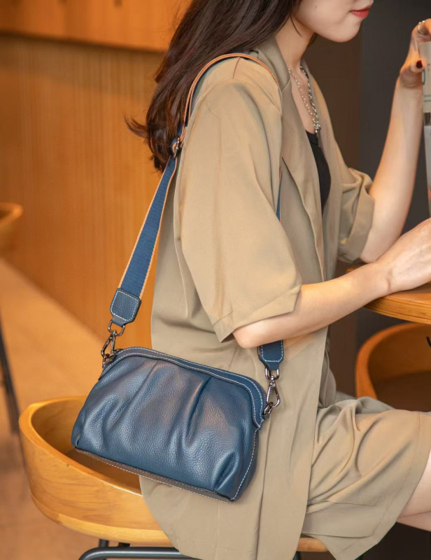 Ženska torbica od prve slojevne teleće kože, Cloud Dumpling stil, crossbody s tri remena, velika kapaciteta