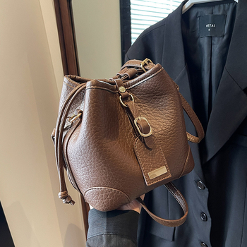 Ženska bucket torba s crossbody remenom – nišni dizajn, moderna i svestrana