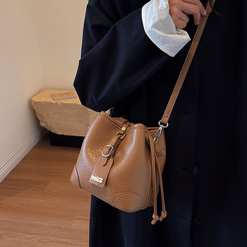 Ženska bucket torba s crossbody remenom – nišni dizajn, moderna i svestrana