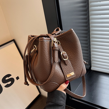 Ženska bucket torba s crossbody remenom – nišni dizajn, moderna i svestrana