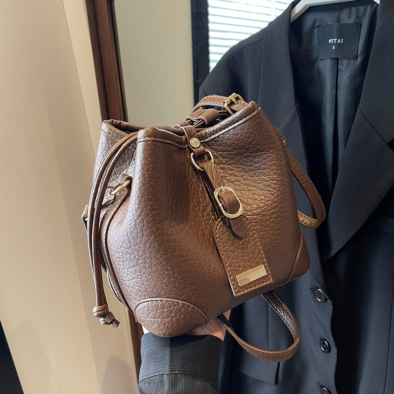 Ženska bucket torba s crossbody remenom – nišni dizajn, moderna i svestrana