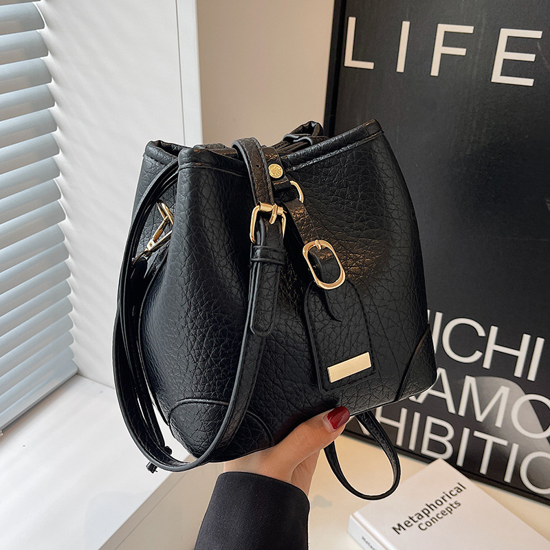 Ženska bucket torba s crossbody remenom – nišni dizajn, moderna i svestrana