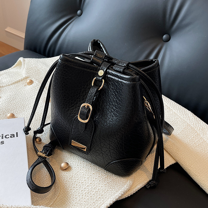 Ženska bucket torba s crossbody remenom – nišni dizajn, moderna i svestrana