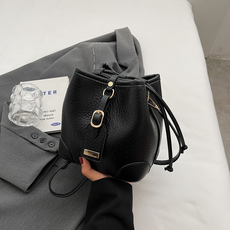 Ženska bucket torba s crossbody remenom – nišni dizajn, moderna i svestrana