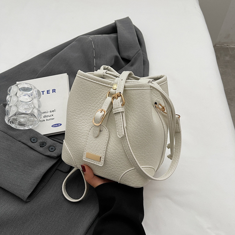 Ženska bucket torba s crossbody remenom – nišni dizajn, moderna i svestrana