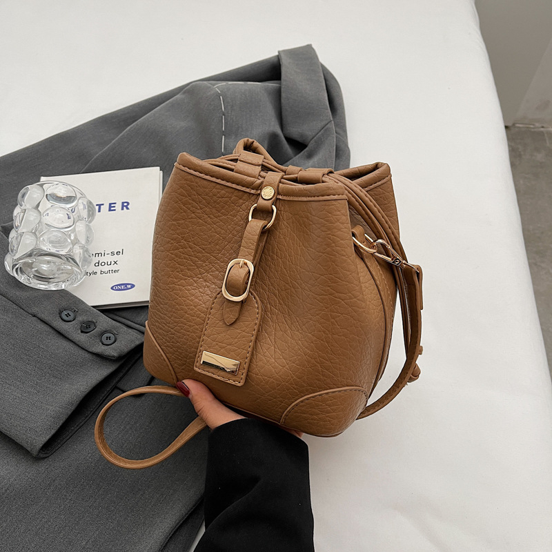 Ženska bucket torba s crossbody remenom – nišni dizajn, moderna i svestrana