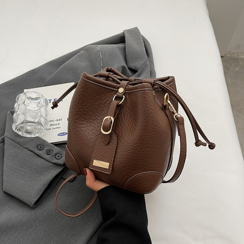 Ženska bucket torba s crossbody remenom – nišni dizajn, moderna i svestrana