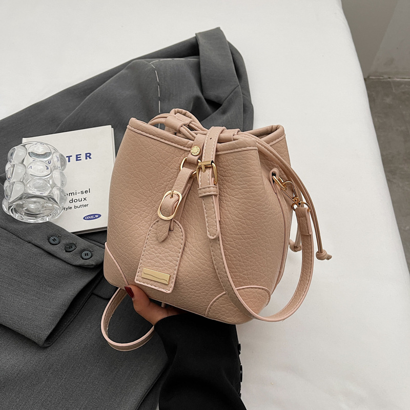 Ženska bucket torba s crossbody remenom – nišni dizajn, moderna i svestrana