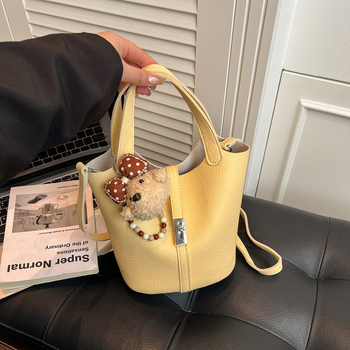 Ženska torbica s uzorkom liči, luksuzni stil, 2026 novi model, sladak stil, bucket torba za rame ili crossbody