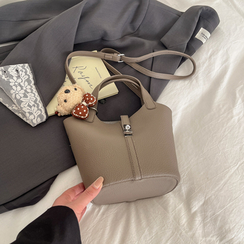 Ženska torbica s uzorkom liči, luksuzni stil, 2026 novi model, sladak stil, bucket torba za rame ili crossbody