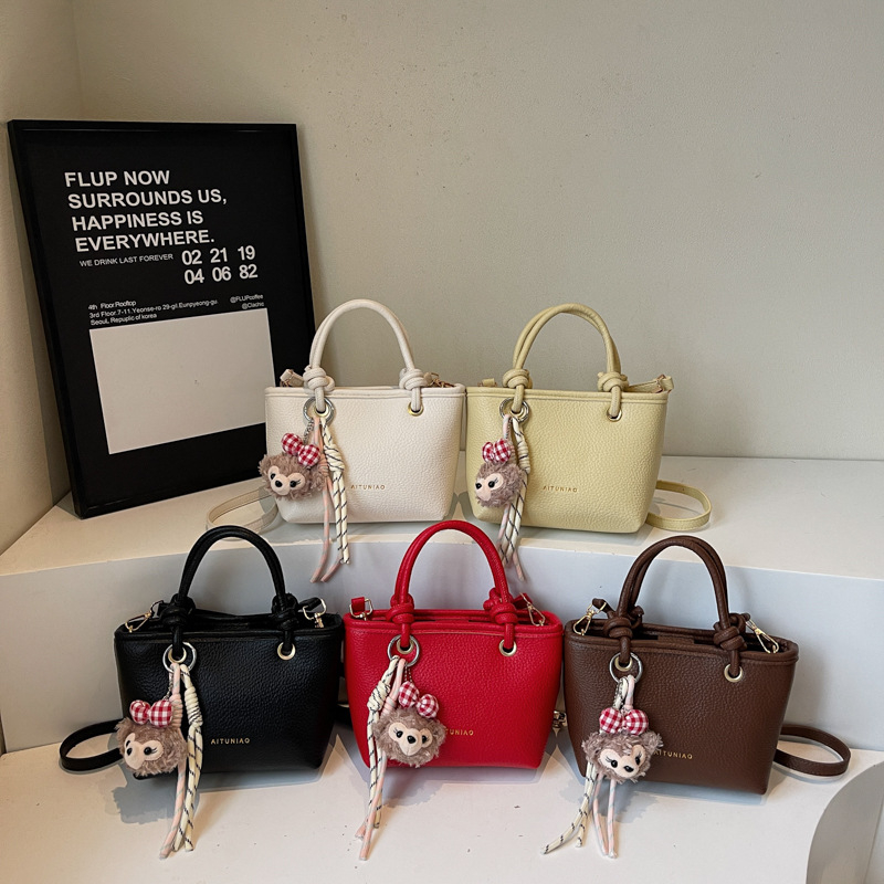 PU bucket torba s lychee uzorkom, mala, pogodna za svakodnevnu upotrebu, s zatvaračem i remenom za rameno ili crossbody.