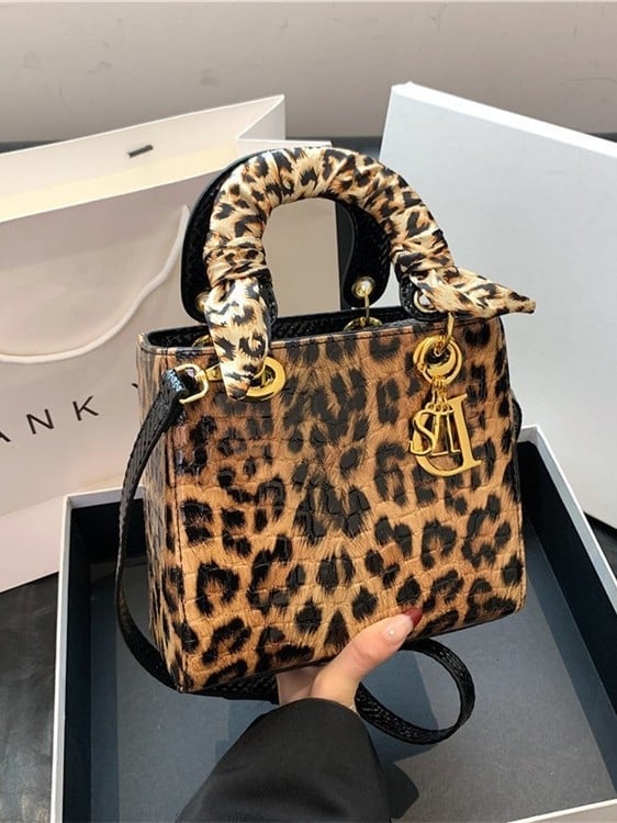 Torba Princeza Diana, leopard uzorak, srednja veličina, proljeće 2026, torba za ruke i preko ramena s magnetskim zatvaračem
