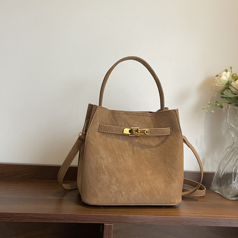 Suede bucket torba s kopčom za kaiš, vrhunska torba za rame ili crossbody