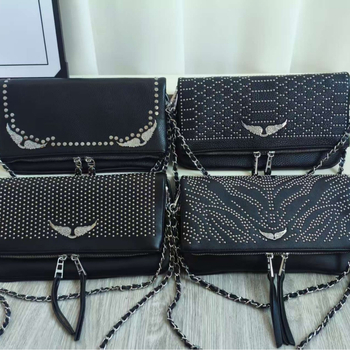 Ženska crossbody torba u obliku kuverte, s krilatom lancem i ZV šiljcima sa kristalima