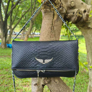 Ženska crossbody torba u obliku kuverte, s krilatom lancem i ZV šiljcima sa kristalima