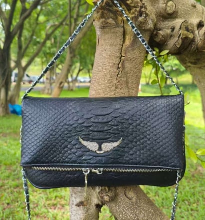 Ženska crossbody torba u obliku kuverte, s krilatom lancem i ZV šiljcima sa kristalima