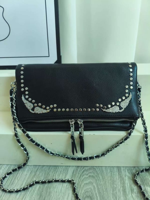 Ženska crossbody torba u obliku kuverte, s krilatom lancem i ZV šiljcima sa kristalima