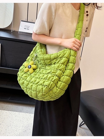 Torbica tote s plisiran uzorkom oblaka, velika kapaciteta, za svakodnevnu upotrebu preko ramena ili crossbody.