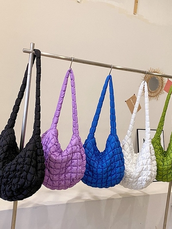 Torbica tote s plisiran uzorkom oblaka, velika kapaciteta, za svakodnevnu upotrebu preko ramena ili crossbody.