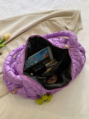 Torbica tote s plisiran uzorkom oblaka, velika kapaciteta, za svakodnevnu upotrebu preko ramena ili crossbody.