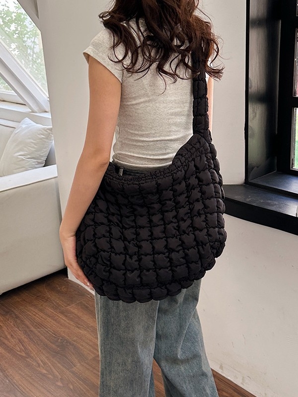 Torbica tote s plisiran uzorkom oblaka, velika kapaciteta, za svakodnevnu upotrebu preko ramena ili crossbody.