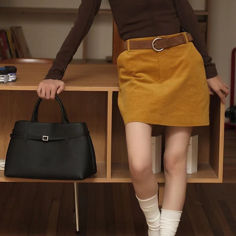 Ženska velur tote torba, velika kapaciteta, jesen 2024, urban minimalistički stil, dvostruke naramenice, zatvaranje bravom, pretinac za telefon
