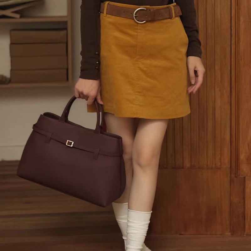 Ženska velur tote torba, velika kapaciteta, jesen 2024, urban minimalistički stil, dvostruke naramenice, zatvaranje bravom, pretinac za telefon