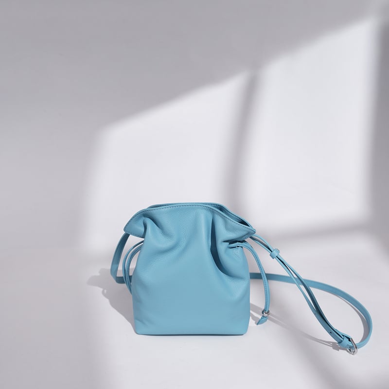 Ženska crossbody torbica od prave kože, mala kvadratna bucket torbica, jednobojna, s jednim remenom, magnetsko zatvaranje
