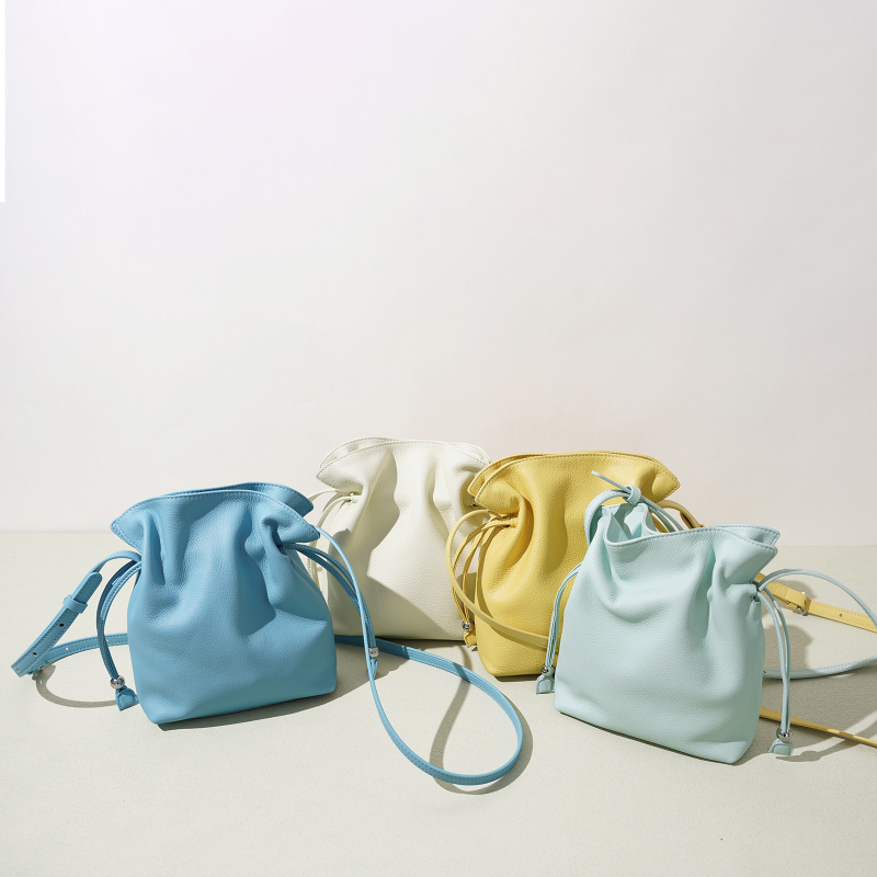 Ženska crossbody torbica od prave kože, mala kvadratna bucket torbica, jednobojna, s jednim remenom, magnetsko zatvaranje