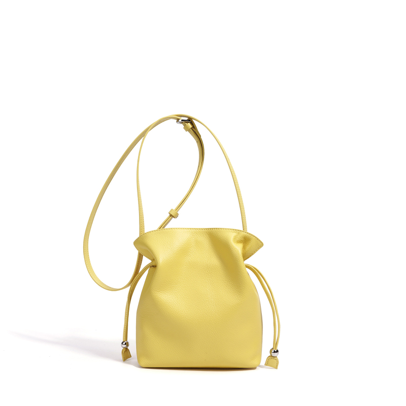 Ženska crossbody torbica od prave kože, mala kvadratna bucket torbica, jednobojna, s jednim remenom, magnetsko zatvaranje