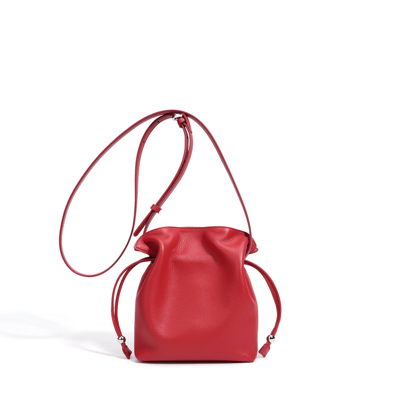 Ženska crossbody torbica od prave kože, mala kvadratna bucket torbica, jednobojna, s jednim remenom, magnetsko zatvaranje