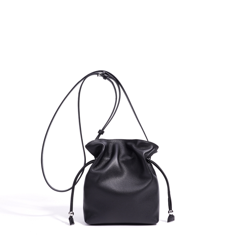 Ženska crossbody torbica od prave kože, mala kvadratna bucket torbica, jednobojna, s jednim remenom, magnetsko zatvaranje