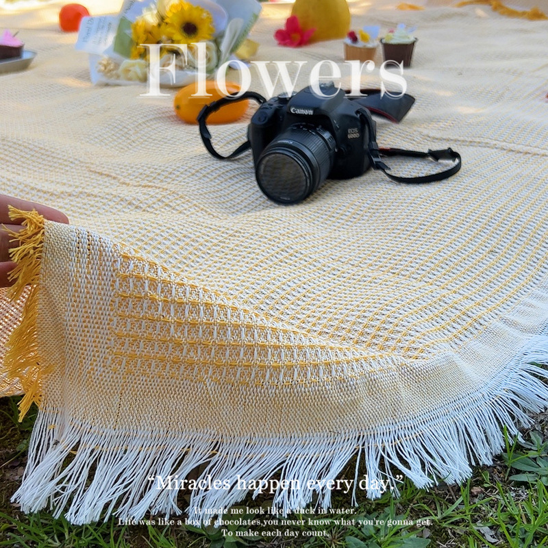 Vanjska piknik podloga s lanenim stolnjakom i kamping dekom za proljeće, sladak stil