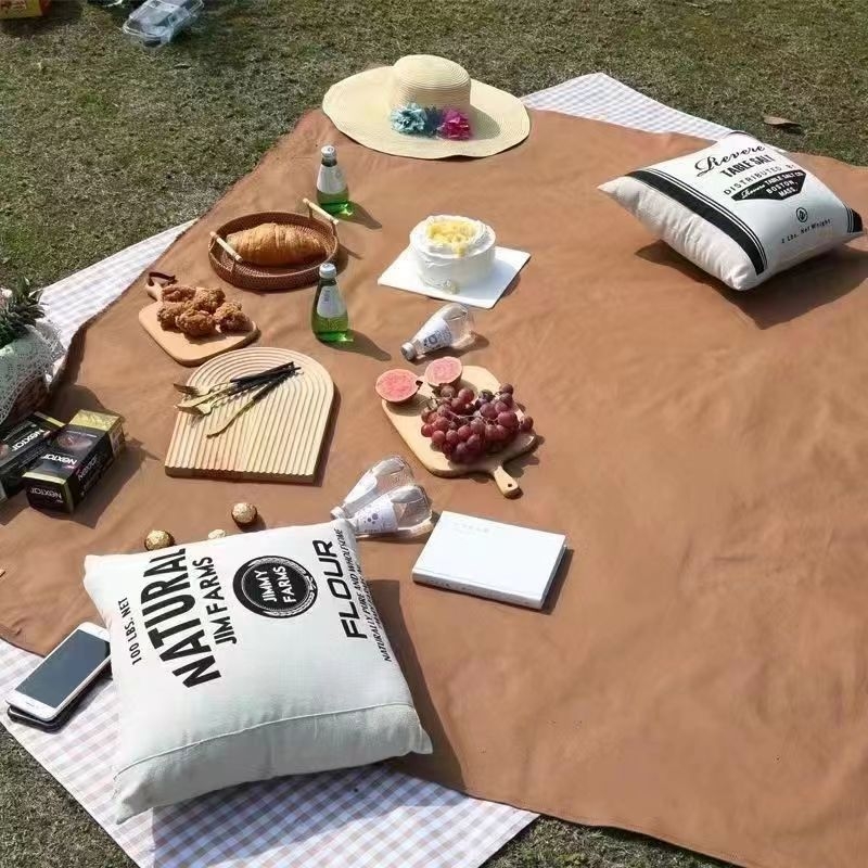 Vanjska piknik podloga s lanenim stolnjakom i kamping dekom za proljeće, sladak stil