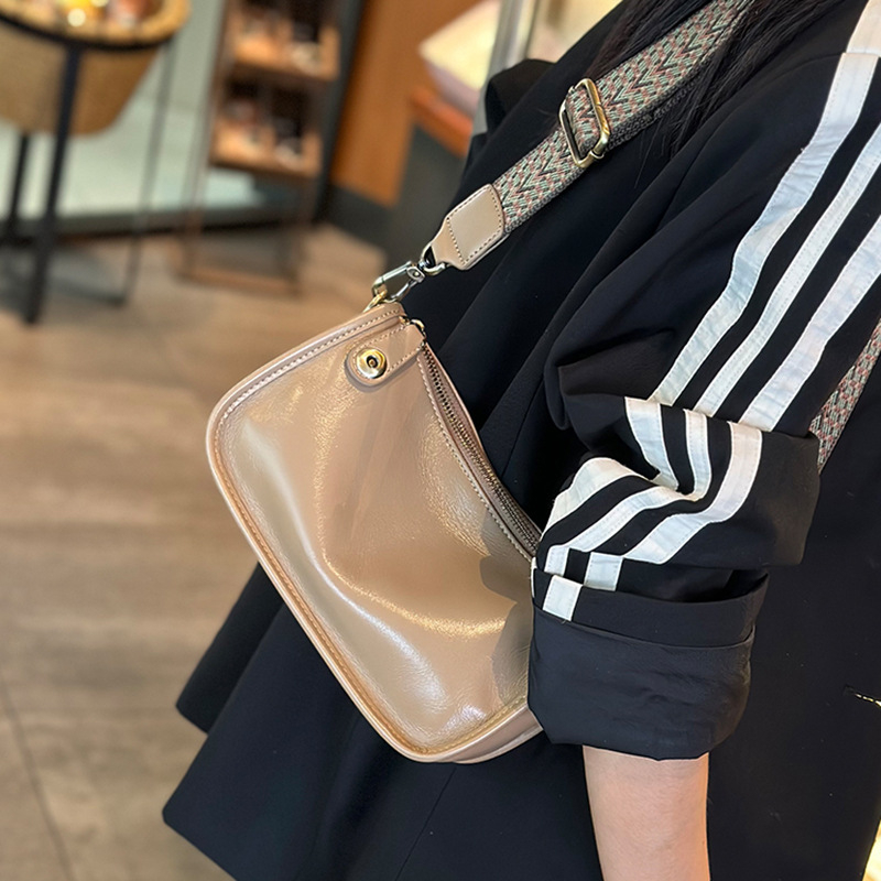 2026 nova ženska torbica od prave kože, ljetna, mekana teleća koža, mala kvadratna torba, minimalistički i elegantan dizajn uz široku naramenicu, crossbody torba